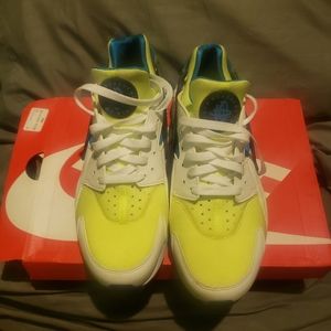 Size 10.5 Nike heartache run se